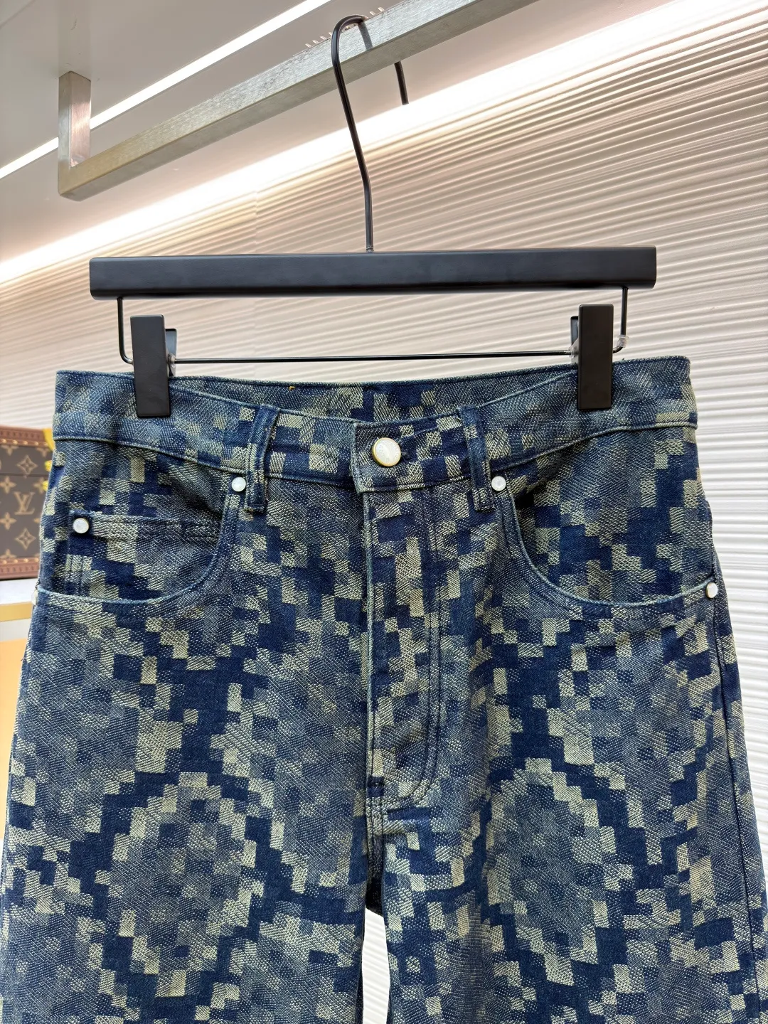 LOUIS VUITTON snake-print jeans ●Original version: Purchased and developed by 16205 ●Item number: 1681013-B55 ●Fabric: denim fabric ●Technology: Distressed production ●Version: fitted version ●Weight: about 885 grams ●Size: 28-30-32-34-36 ●Description: Customized Snakoflage denim for the spring and summer show by Pharrell The Damoflage pattern written by Williams is transformed into a pixel-effect snake jacquard. The customization cycle is 25 days. The whole body is fixed and counter-cut, including the back pocket splicing, which is fully aligned with the body. It is made of artificial pearls with a pure copper distressed base. The leather tag on the back waist is made of suede and has a high-temperature embossed checkerboard Fei Dong logo. The overall wiring is straight and delicate, the fabric is comfortable and soft, and the color is consistent without color difference. It can be matched with the same style to create a fashionable look and control various occasions. Customized accessories, complete with three standards, same style for men and women!